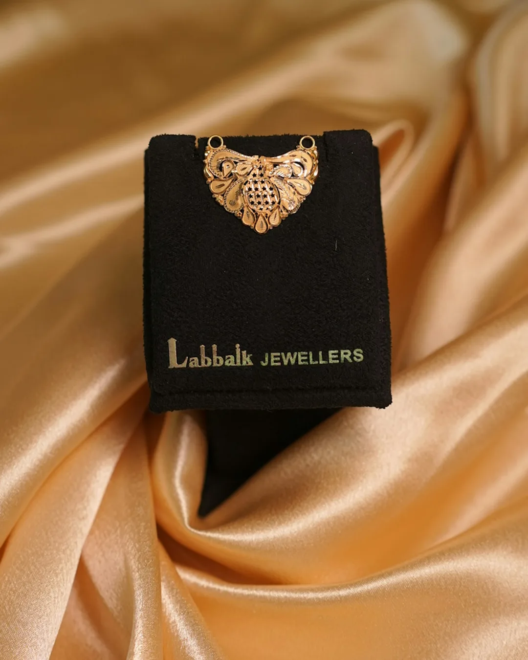 Labbaik Jewellers — Mote Pendant