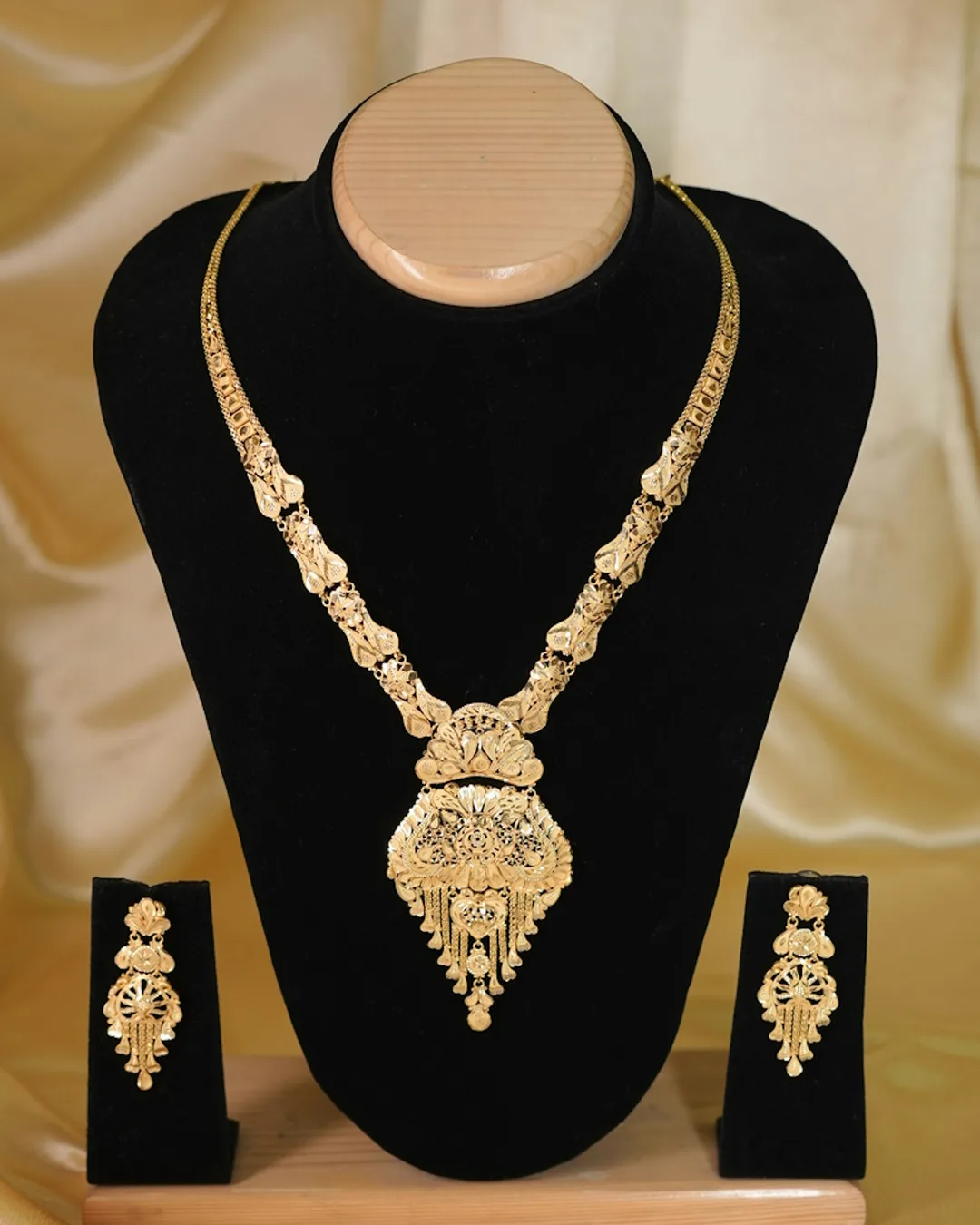 Labbaik Jewellers — Tier Necklace