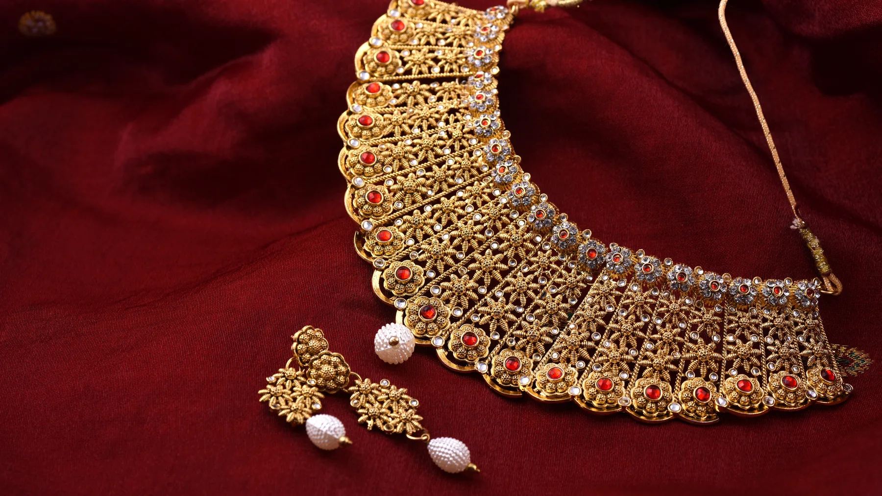 Labbaik Jewellers — Exquisite jewelry crafted with precision and elegance.